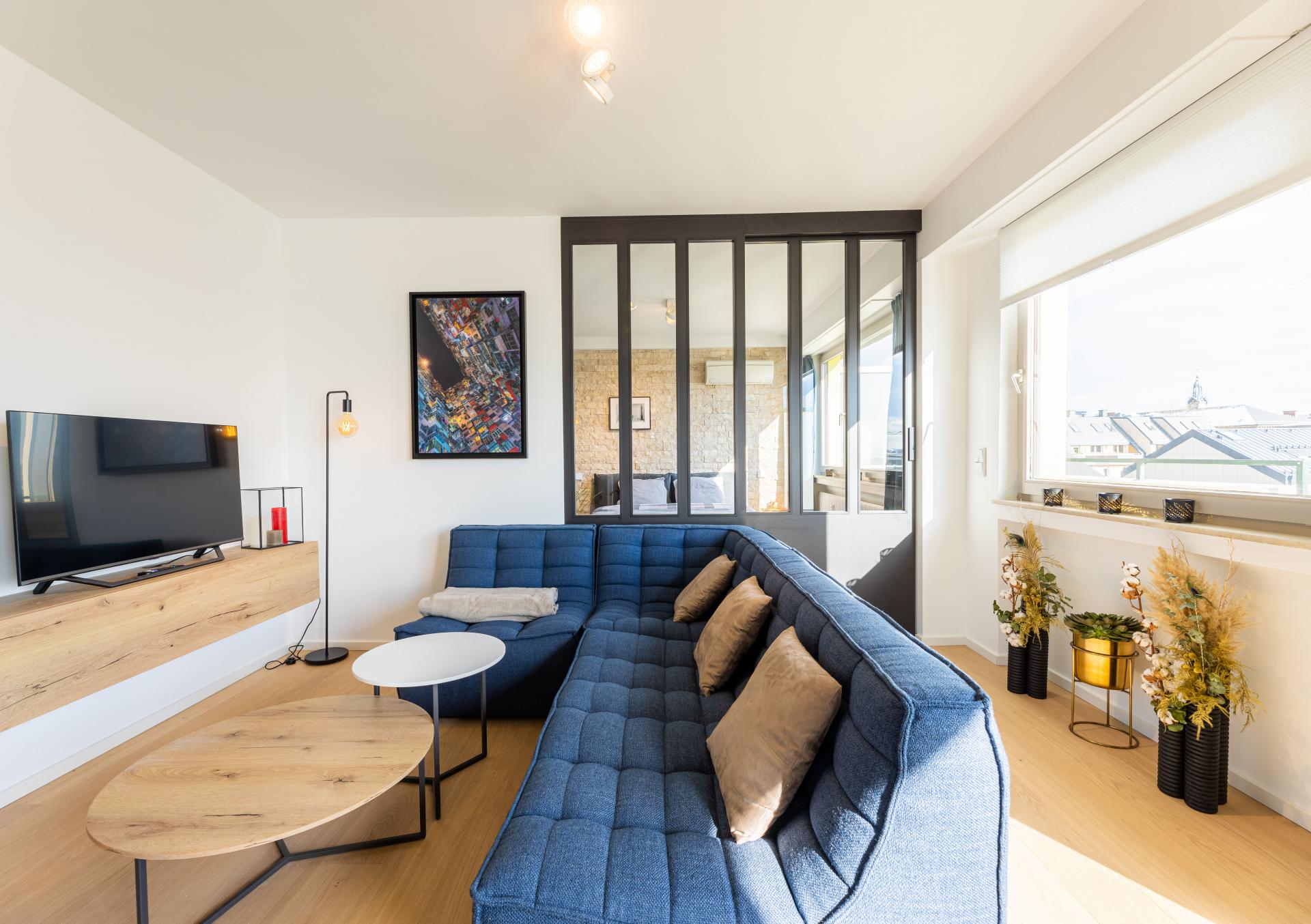sofa-tv-window