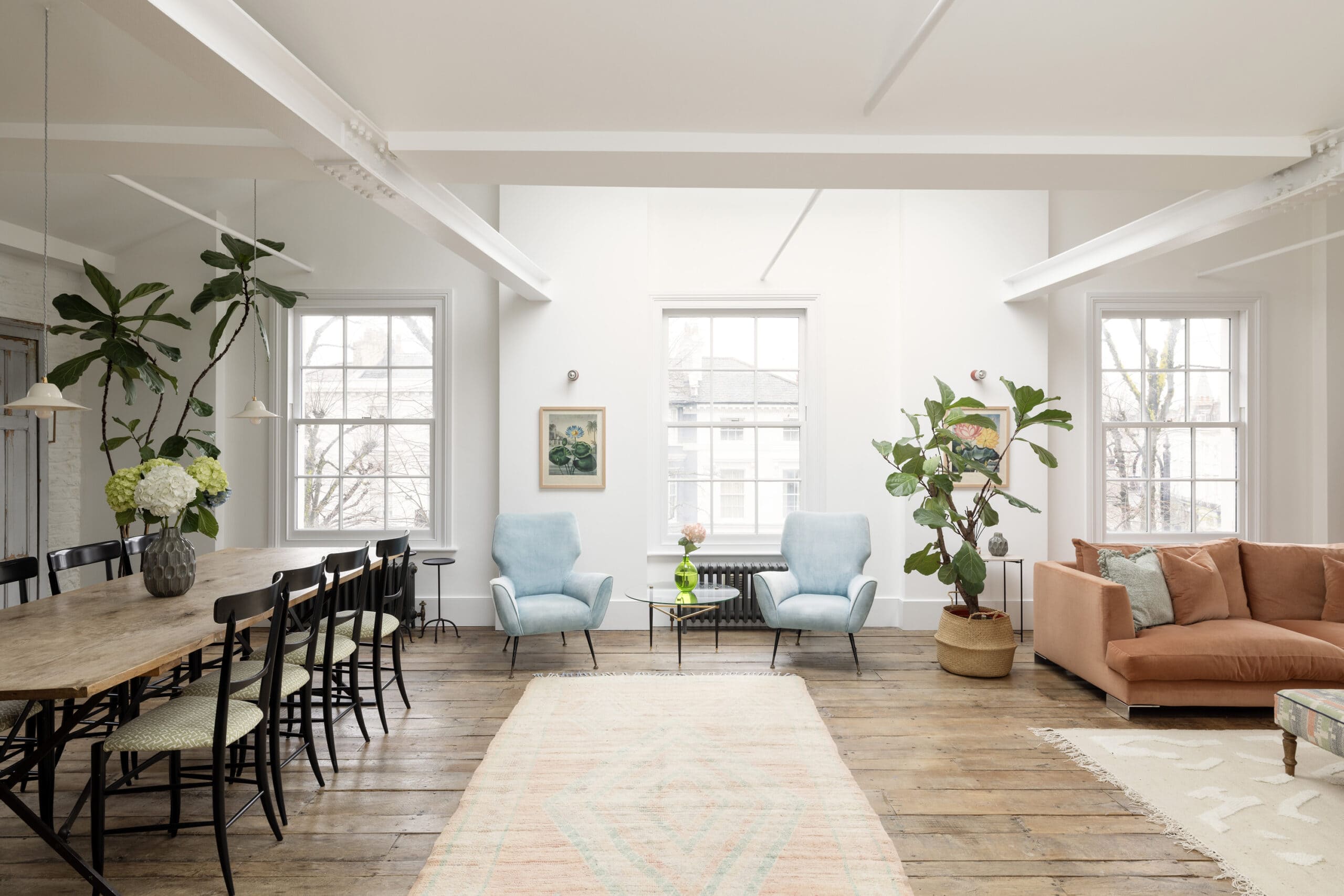 Open-plan, bright and spacious living and dining room in a luxury property in Notting Hill