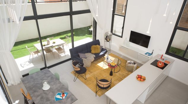 Living room at Merkaz Baalei Melaha Apartment
