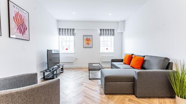 Airy living at Wellington House Apartments, Centre, Reading