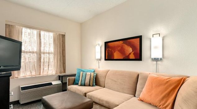 Comfortable living area in Hyatt House Chicago-Schaumburg