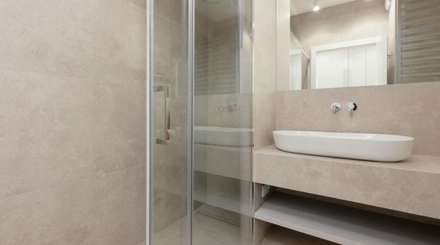 Shower at Domaniewska, Sluzewiec, Warsaw
